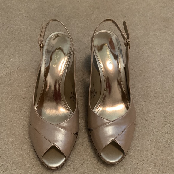 Liz Claiborne Jacqueline stacked heal. - Picture 3 of 5